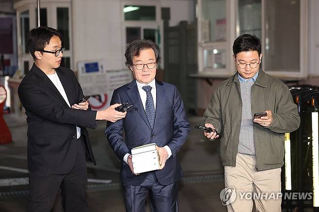 '구속 기한 만료' 석방 후 질문에 답하는 김만배 (의왕=연합뉴스) 김성민 기자 = 대장동 개발 비리 의혹으로 기소돼 1심에서 유죄 선고를 받은 화천대유자산관리 대주주 김만배 씨가 구속 기한 만료로 석방돼 30일 경기도 의왕시 서울구치소를 나서며 취재진 질문에 답하고 있다. 2026.4.30 ksm7976@yna.co.kr