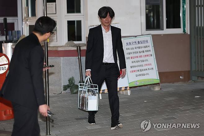 '구속 기한 만료' 구치소 나서는 남욱 (의왕=연합뉴스) 김성민 기자 = 대장동 개발 비리 의혹으로 기소돼 1심에서 유죄 선고를 받은 남욱 변호사가 구속 기한 만료로 석방돼 30일 경기도 의왕시 서울구치소를 나오고 있다. 2026.4.30 ksm7976@yna.co.kr