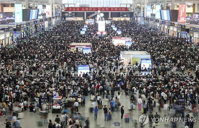 작년 노동절 여행 인파 [EPA/신화 연합뉴스 자료사진]