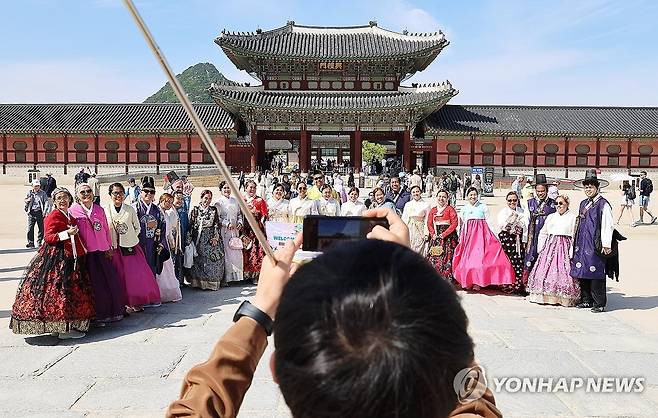 1분기 방한 외국인 관광객 '역대최대' (서울=연합뉴스) 김주형 기자 = 방탄소년단(BTS)의 광화문 공연 등으로 지난 1분기 방한 외국인 관광객이 같은 분기 기준 역대 최대를 기록한 16일 서울 경복궁을 찾은 관광객들이 기념 촬영을 하며 추억을 남기고 있다.
    이날 문화체육관광부는 올해 1분기 한국을 방문한 외국인 관광객이 476만명으로 집계됐다고 밝혔다. 이는 지난해 같은 기간보다 23% 증가한 것으로 1분기 기준 역대 최대다. 
    지난달 방한객은 206만명으로 월별 기준 최대 기록도 경신했다. 2026.4.16 kjhpress@yna.co.kr