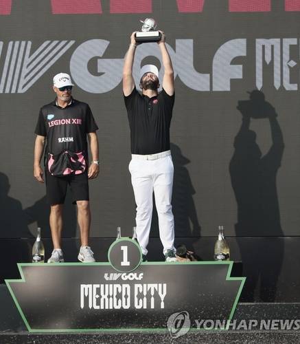 LIV골프 시상 장면 [EPA=연합뉴스]