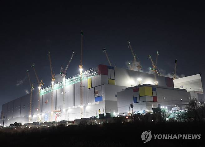 건설 중인 삼성전자 평택캠퍼스 P4 (평택=연합뉴스) 서명곤 기자 = 지난달 24일 저녁 경기도 평택시 삼성전자 평택캠퍼스 4공장(P4) 건설 현장에 설치된 조명이 밤하늘을 밝히고 있다.  2026.3.2 seephoto@yna.co.kr