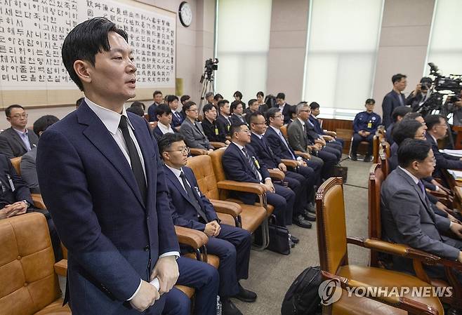 국조특위 증인 선서 거부 소명 기회 요구하는 박상용 검사 (서울=연합뉴스) 황광모 기자 = 14일 국회 '윤석열 정권 정치검찰 조작 기소 의혹 사건 진상규명' 국정조사특별위원회에서 열린 쌍방울 대북 송금 사건 관련 청문회에서 이 사건을 수사했던 박상용 검사가 증인 선서를 거부한 뒤 거부의 이유를 구두로 설명할 수 있는 기회를 요구하고 있다. 2026.4.14 hkmpooh@yna.co.kr