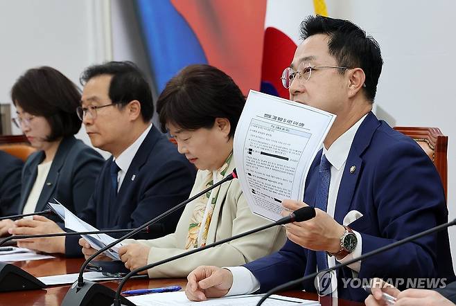 조작기소 국조특위 사건 수사 상황 설명하는 박성준 간사 (서울=연합뉴스) 이동해 기자 = 박성준 여당 간사가 29일 국회에서 열린 윤석열 정치검찰 조작기소 국조특위 민주당 위원 기자간담회에서 쌍방울 그룹 횡령 등 사건 수사 상황에 대해 설명하고 있다. 2026.4.29 eastsea@yna.co.kr