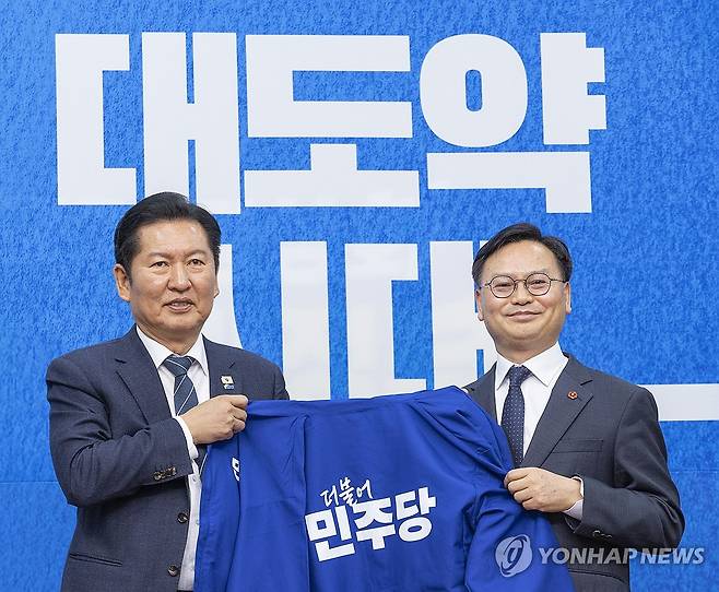 '파란 점퍼' 받는 민주당 영입인재 3호 김성범 전 해수부 차관 (서울=연합뉴스) 황광모 기자 = 6·3 재보선에서 제주 서귀포시에 출마할 것으로 예상되는 김성범 전 해양수산부 차관이 30일 국회에서 열린 더불어민주당 인재 영입식에서 정청래 대표에게 민주당의 상징 '파란 점퍼'를 받고 있다. 2026.4.30 hkmpooh@yna.co.kr