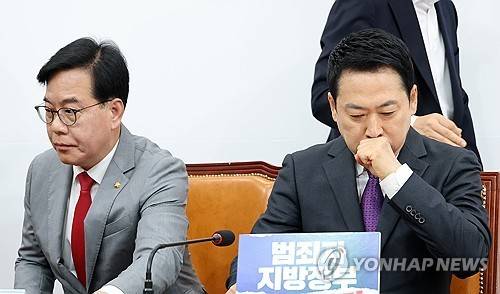 최고위 참석한 장동혁 대표와 송언석 원내대표 (서울=연합뉴스) 이동해 기자 = 국민의힘 장동혁 대표(오른쪽)와 송언석 원내대표가 27일 국회에서 열린 최고위원회의 자리에 착석하고 있다. 2026.4.27
eastsea@yna.co.kr
(끝)