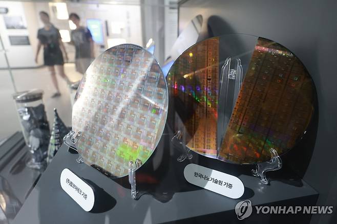 과천과학관에 전시된 반도체 웨이퍼 (과천=연합뉴스) 신현우 기자 = 도널드 트럼프 미국 대통령이 반도체에 약 100%의 품목별 관세를 부과할 것이라고 밝혔다. 반도체는 한국의 대미 수출 품목 중 자동차에 이어 두 번째로 규모가 큰 제품이어서 한국에도 영향이 예상된다.
    사진은 7일 경기도 국립과천과학관에 전시된 반도체 웨이퍼. 2025.8.7 nowwego@yna.co.kr