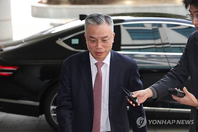 권창영 종합특검, 조은석 특별검사 예방 (서울=연합뉴스) 박동주 기자 = '3대 특검'(내란·김건희·순직해병) 이후 남은 의혹을 수사하는 권창영 종합특별검사가 26일 내란·외환 의혹을 수사한 조은석 특별검사를 예방하기 위해 서울고검 청사로 들어서고 있다. 2026.2.26 pdj6635@yna.co.kr