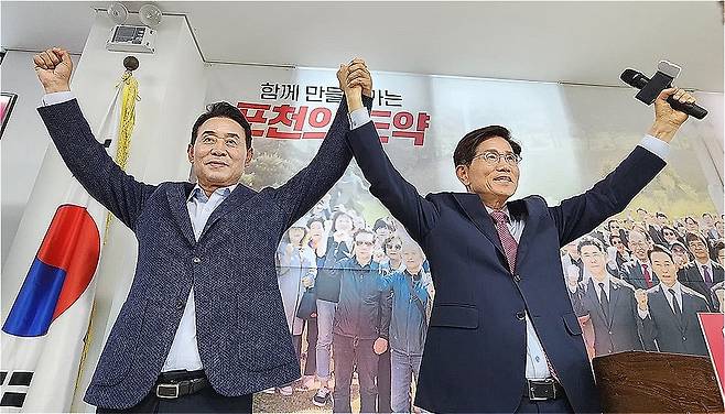 ▲ 1일 백영현 후보 선거사무소 개소식에 김문수 전 장관과 김용태 의원 등 여권 관계자와 지지자 500여 명이 집결해 승리를 다짐하고 있다. 이날 행사는 차기 포천시정을 향한 본격적인 선거전의 시작을 알렸다. 이광덕 기자 kdlee@incheonilbo.com