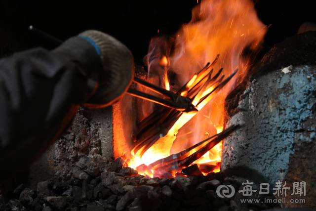 영주대장간 직원이 화로에서 달궈진 쇳덩이를 꺼내고 있다. 이 쇳덩이는 모루 위에 올려놓고 망치로 두드려 낫의 날 모양을 바로잡는다. 정운철 기자 woon@imaeil.com