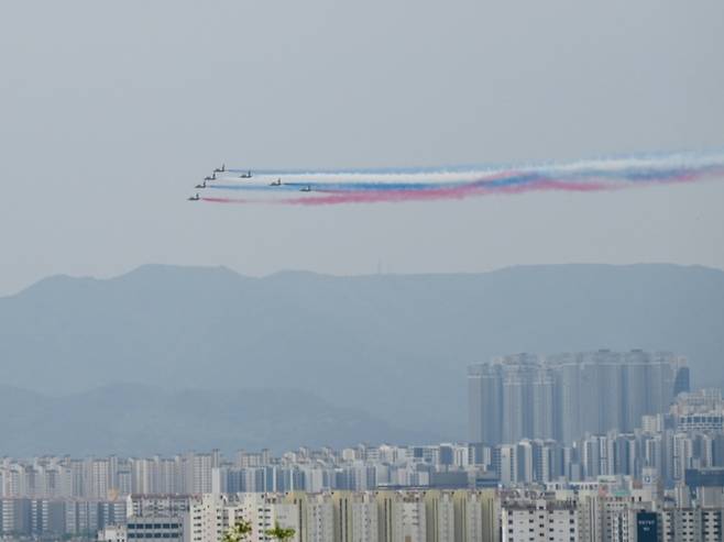 대한민국 공군 특수비행팀 블랙이글스가 1일 오전 대구 동구 공군 제11전투비행단에서 열린 ‘스페이스 챌린지 2026 인 대구’에서 에어쇼를 펼치고 있다. /황인무기자