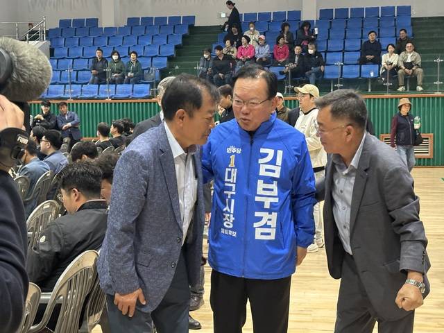 김부겸 더불어민주당 후보가 1일 대구 북구 대구복합스포츠타운 시민체육관에서 열린 한국노총 노동절 기념대회에 참석해 시민들과 인사를 나누고 있다. 이혜림 기자