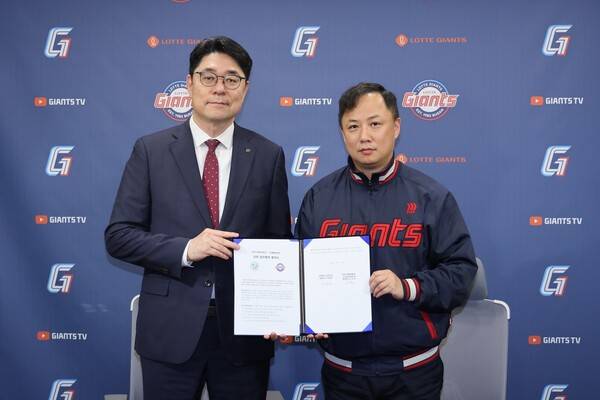이상욱 고리원자력본부장(왼쪽), 김종호 롯데자이언츠 부문장(사진=롯데)