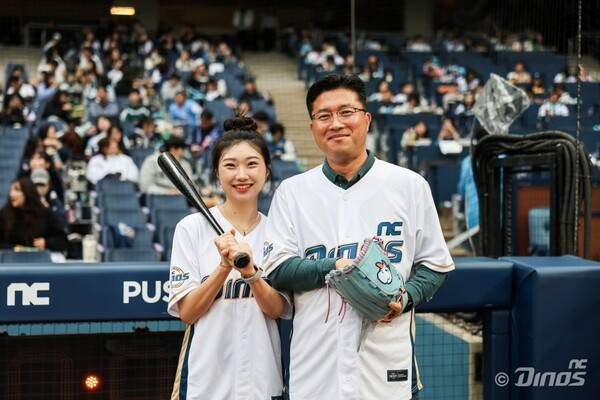 NC 다이노스는 지난 30일 KIA와의 홈경기에서 '퇴근러 DAY'를 맞아 특별한 시구 행사를 진행했다(사진=NC)