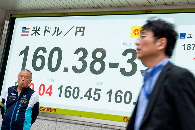 ▲4월 30일 엔/달러 환율이 전광판에 표시된 모습(사진=AFP/연합)