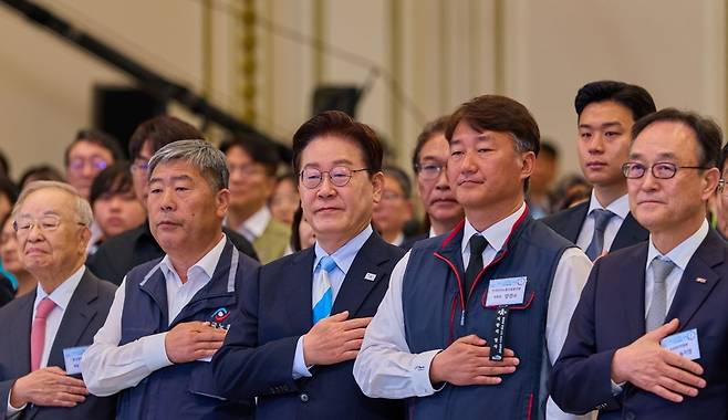 '다시 함께하는 노동절 기념식'이 1일 오전 청와대에서 열렸다. <청와대>