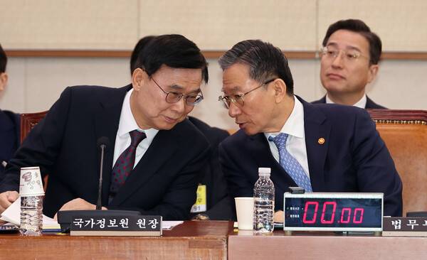 정성호 법무부 장관과 이종석 국가정보원장이 3일 국회에서 열린 '윤석열정권 정치검찰조작기소 의혹사건 진상규명' 국정조사특별위원회 전체회의에서 얘기를 나누고 있다. 2026.4.3. 연합뉴스