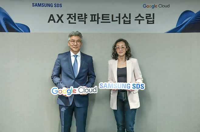 이호준 삼성SDS 클라우드서비스사업부장(부사장), 루스 선 구글 클라우드 코리아 사장이 지난 22일(현지시간) 미국 라스베이거스에서 개최된 '구글 클라우드 넥스트 2026'에서 AI·클라우드·보안 분야 사업협력 강화를 위한 전략적 파트너십을 체결했다./사진=삼성SDS