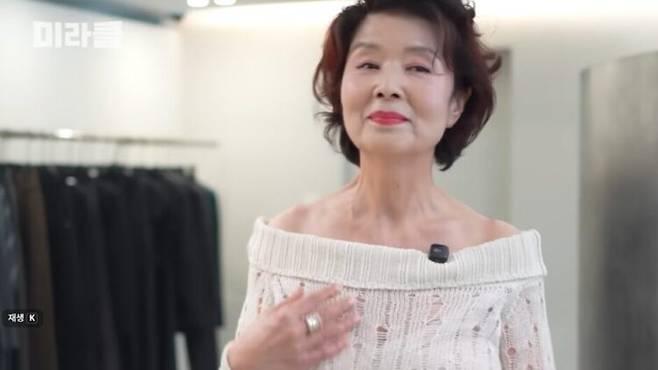 윤미라가 목선 관리 비법을 공개하는 모습. 사진=유튜브 '윤미라'