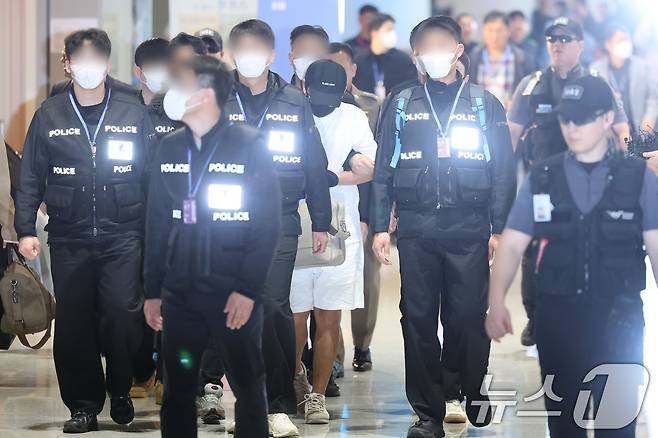 '마약왕' 박왕열에게 마약을 공급한 이른바 '청담 사장' 최 모 씨가 1일 오전 인천국제공항으로 이송되고 있다. 경찰청은 태국과의 공조 작전으로 마약 공급책 최 씨를 태국 현지로 검거해 이날 국내로 송환했다. (공동취재) 2026.5.1 ⓒ 뉴스1 황기선 기자