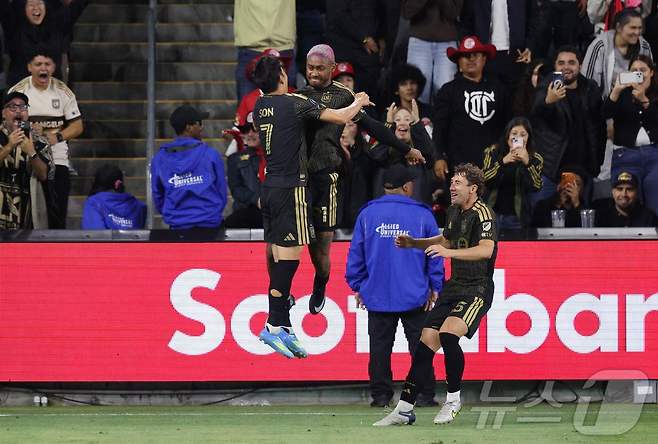 톨루카와 CONCACAF 챔피언스컵 준결승 1차전에서 결승골을 합작하고 기뻐하는 손흥민과 타파리. ⓒ AFP=뉴스1