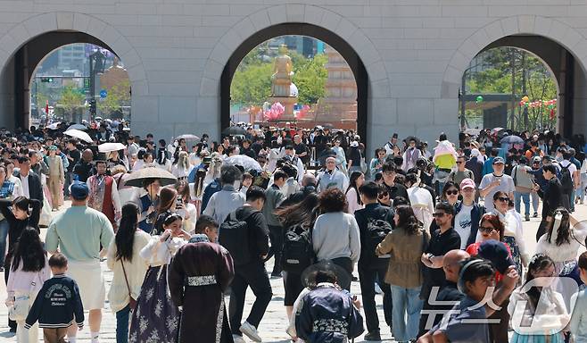 노동절인 1일 서울 종로구 경복궁이 나들이 나온 시민들과 외국인 관광객들로 북적이고 있다. 2026.5.1 ⓒ 뉴스1 임세영 기자