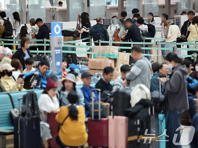 올해 법정공휴일로 지정된 노동절과 어린이날을 낀 징검다리 연휴 기간인 1일 인천국제공항 입국장에서 승객들이 출국수속을 하고 있다. 이날 항공업계에 따르면 징검다리 연휴 기간인 4월 30일부터 5월 5일까지 엿새간 인천국제공항 국제선 이용객은 130만 명으로, 지난해 같은 기간 대비 2.6％ 증가할 것으로 예상했다. 2026.5.1 ⓒ 뉴스1 황기선 기자