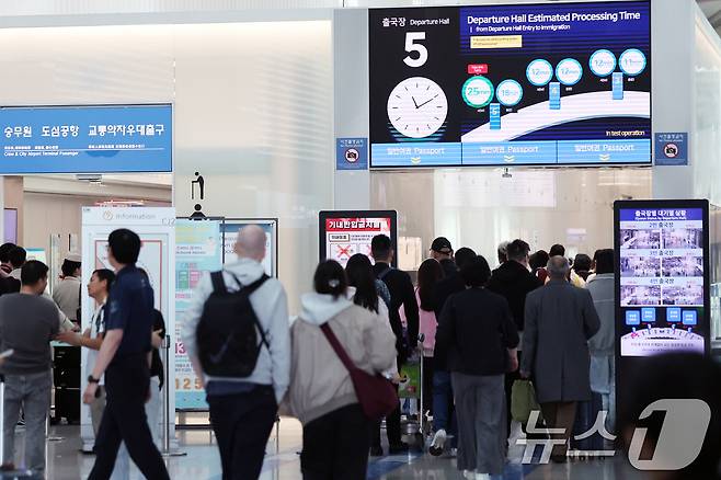 올해 법정공휴일로 지정된 노동절과 어린이날을 낀 징검다리 연휴 기간인 1일 인천국제공항 입국장에서 승객들이 발걸음을 옮기고 있다.  2026.5.1 ⓒ 뉴스1 황기선 기자