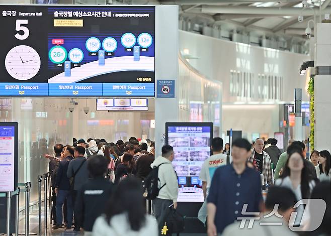 올해 법정공휴일로 지정된 노동절과 어린이날을 낀 징검다리 연휴 기간인 1일 인천국제공항 입국장에서 승객들이 발걸음을 옮기고 있다. 2026.5.1 ⓒ 뉴스1 황기선 기자