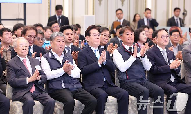 이재명 대통령이 1일 청와대 영빈관에서 열린 2026 노동절 기념식에서 박수를 치고 있다. 왼쪽부터 손경식 한국경영자총협회장, 김동명 한국노총 위원장, 이재명 대통령, 양경수 민주노총 위원장, 송치영 소상공인연합회장. 2026.5.1 ⓒ 뉴스1 허경 기자