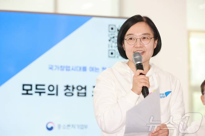 한성숙 중소벤처기업부 장관이 17일 경상남도 진주시 경상국립대학교에서 열린 모두의 창업 프로젝트 확산을 위한 간담회에서 모두의 창업 프로젝트를 소개하고 있다. (중소벤처기업부 제공. 재판매 및 DB 금지) 2026.4.17 ⓒ 뉴스1