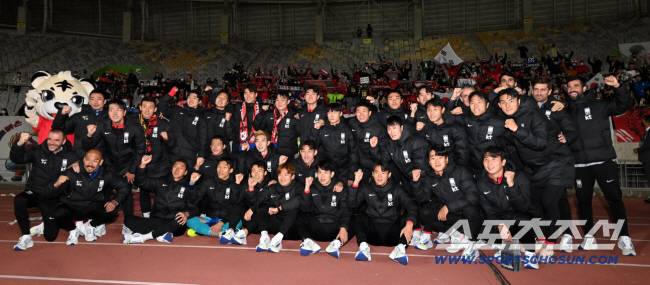 한국과 아이슬란드의 평가전이 11일 화성종합경기타운에서 열렸다. 한국이 1대0으로 승리했다. 경기 종료 후 진행된 출정식에서 벤투 감독과 선수들이 그라운드를 돌며 기념촬영을 하고 있다. 화성=허상욱 기자wook@sportschosun.com/2022.11.11/