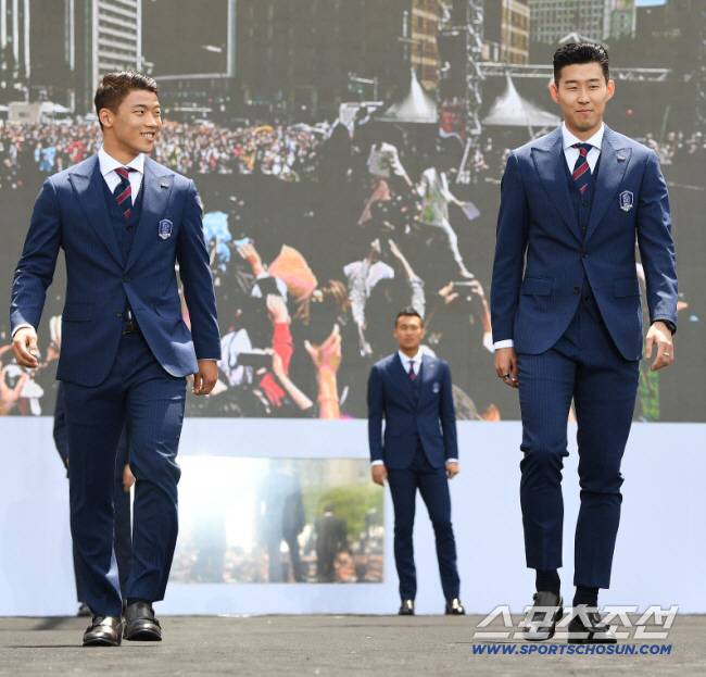 2018 러시아월드컵에 출전하는 축구대표팀의 서울광장 출정식이 21일 오후 서울광장에서 열렸다. 차범근, 최순호 레전드가 황희찬, 김신욱, 손흥민과 함께 입장하고 있다. 정재근 기자 cjg@sportschosun.com/2018.05.21/