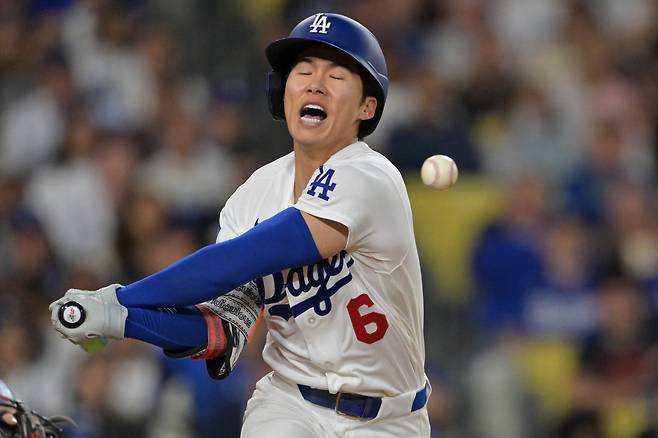 Apr 10, 2026; Los Angeles, California, USA; Los Angeles Dodgers second baseman Hyeseong Kim (6) reacts after fouling a ball off his foot in the fifth inning against the Texas Rangers at Dodger Stadium. Mandatory Credit: Jayne Kamin-Oncea-Imagn Images







<저작권자(c) 연합뉴스, 무단 전재-재배포, AI 학습 및 활용 금지>