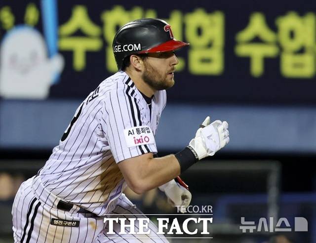 LG 트윈스 오스틴 딘은 30일 kt wiz전서 8회초 홈으로 뛰어들다 넘어져 득점에 실패했다. /뉴시스