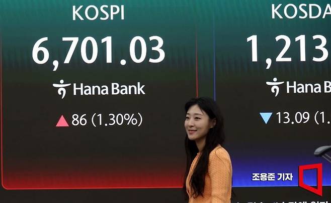 코스피가 장중 6700선까지 돌파한 4월28일 서울 중구 하나은행 본점 딜링룸에서 직원이 증시와 환율 등을 모니터하고 있다. 2026.4.28 조용준 기자