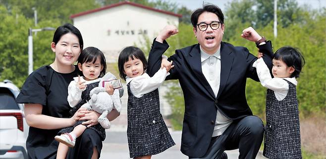 지난 28일 충북 충주시에 있는 한 교회 앞에서 이태영(맨 왼쪽)·김동녘씨 가족이 함께 사진을 찍고 있는 모습. 엄마 이씨 품에 안긴 아이가 첫째 아인이고, 둘째 아엘(가운데)이와 셋째 아림(맨 오른쪽)이는 아빠 김씨 팔에 매달렸다. /신현종 기자