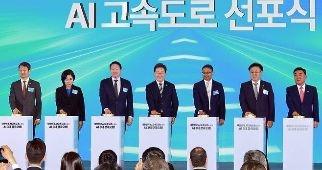작년 6월 20일 울산전시컨벤션센터에서 열린 SK그룹과 아마존웹서비스(AWS)가 약 7조원을 투자해 울산에 구축하는 ‘인공지능(AI) 데이터센터’의 출범식. 이재명(가운데) 대통령은 행사에서 “경부고속도로가 대한민국 산업화 성공을 이끌었듯 AI 대전환의 성공을 이끌 AI 시대의 고속도로를 구축하겠다”고 말했다. /뉴시스