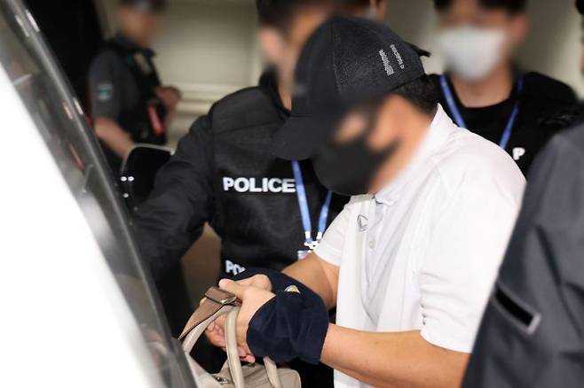 '마약왕'으로 불리는 박왕열에게 필로폰 등 마약류를 공급한 혐의를 받는 최모씨가 1일 태국으로부터 강제송환돼 인천국제공항 제2여객터미널에 도착, 차에 타고 있다. ⓒ연합뉴스