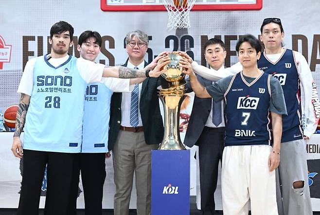 프로농구 챔피언결정전 미디어데이서 기념촬영을 하는 양 팀 감독과 선수들. ⓒ KBL