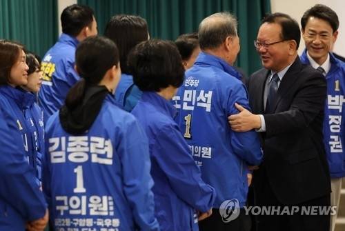 더불어민주당 대구시장 후보인 김부겸 전 국무총리가 8일 대구 북구 인터불고 엑스코 호텔에서 열린 현장 최고위원회의에 앞서 대구지역 예비 후보들과 인사하고 있다.  [연합뉴스]