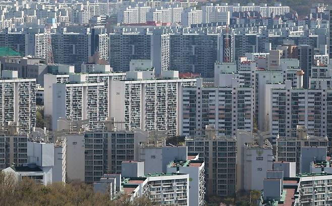 지난 7일 서울 강북구 북서울 꿈의 숲 전망대에서 노원구 일대 아파트 단지가 보이고 있다. 뉴시스