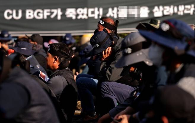 2026년 4월21일 경남 진주시 정촌면 씨유(CU) 진주물류센터 앞에서 화물연대가 연 ‘살인기업 씨유(CU) 비지에프(BGF) 규탄! 살인진압 경찰 공권력 규탄!’ 결의대회에서 한 조합원이 고개를 숙이고 있다. 진주(경남)=이종근 선임기자 root2@hani.co.kr