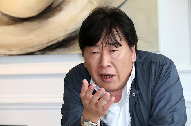 이동욱 3기 진실화해위 비상임위원 후보자가 28일 오후 서울 중구의 한 카페에서 한겨레와 만나 인터뷰하고 있다. 류우종 선임기자 wjryu@hani.co.kr