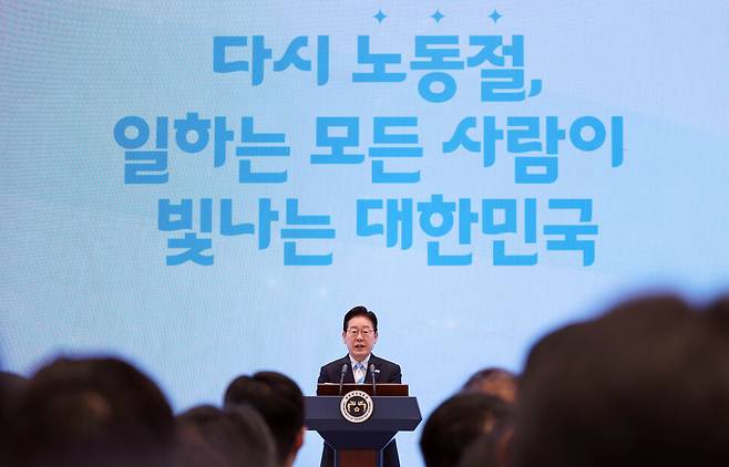 이재명 대통령이 1일 청와대 영빈관에서 열린 노동절 기념식에서 기념사하고 있다. 청와대가 노동절 기념식을 개최한 것은 사상 처음이다. 연합뉴스