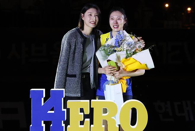 양효진(오른쪽)이 3월 8일 경기 수원실내체육관에서 열린 은퇴식에서 절친한 선배 김연경과 기념사진을 찍고 있다. 연합뉴스
