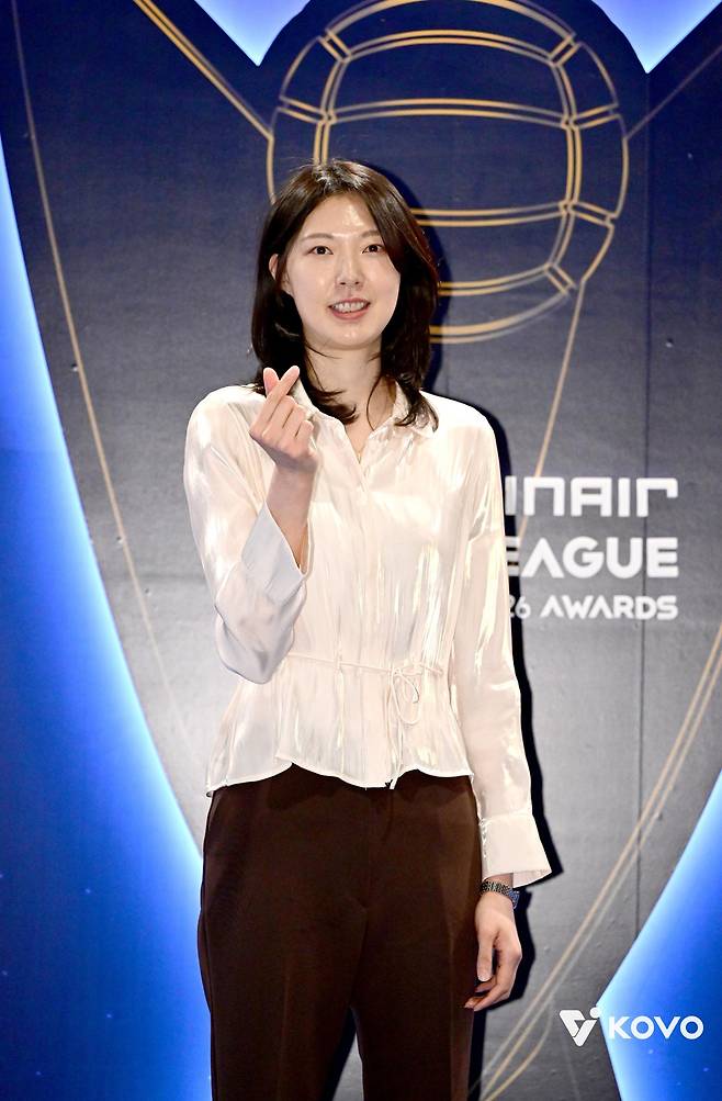 양효진이 4월 13일 서울 광진구 그랜드워커힐호텔에서 열린 2025~26시즌 프로배구 V리그 시상식에서 '손가락 하트'를 만들어 사진촬영을 하고 있다. 한국배구연맹 제공