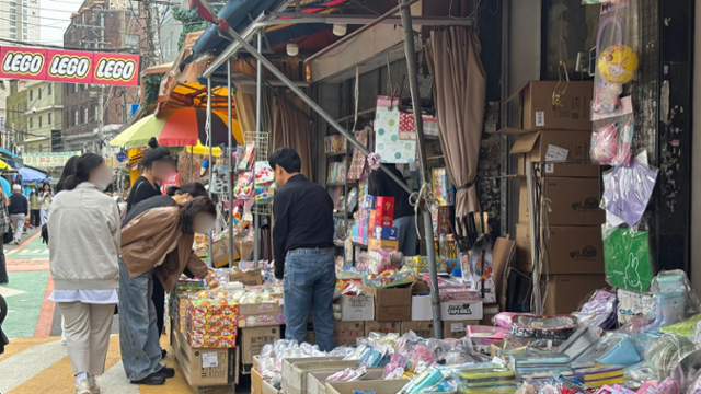 21일 서울 종로구 완구거리의 한 상점 앞. 손님들이 촉감형 장난감 말랑이를 구경하고 있다. 김희서 인턴 기자.