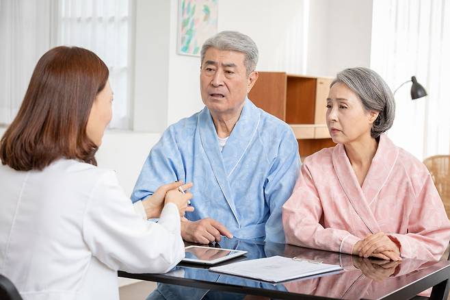 건강검진 후 질환 발생 여부만 확인하고 넘어는 사람이 많다. 하지만 전문가들은 건강 관리에 있어 ‘질환 유무’를 확인하는 것을 넘어 ‘위험 신호’를 읽어낼 필요가 있다고 말한다. /사진=클립아트코리아
