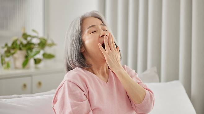 '미국신경학회지'에 실린 연구에 따르면, 주 3회 이상 3개월 넘게 지속되는 만성 불면증이 있는 사람은 그렇지 않은 사람보다 경도인지장애나 치매로 진행할 위험이 약 40% 높은 것으로 나타났다./사진=클립아트코리아